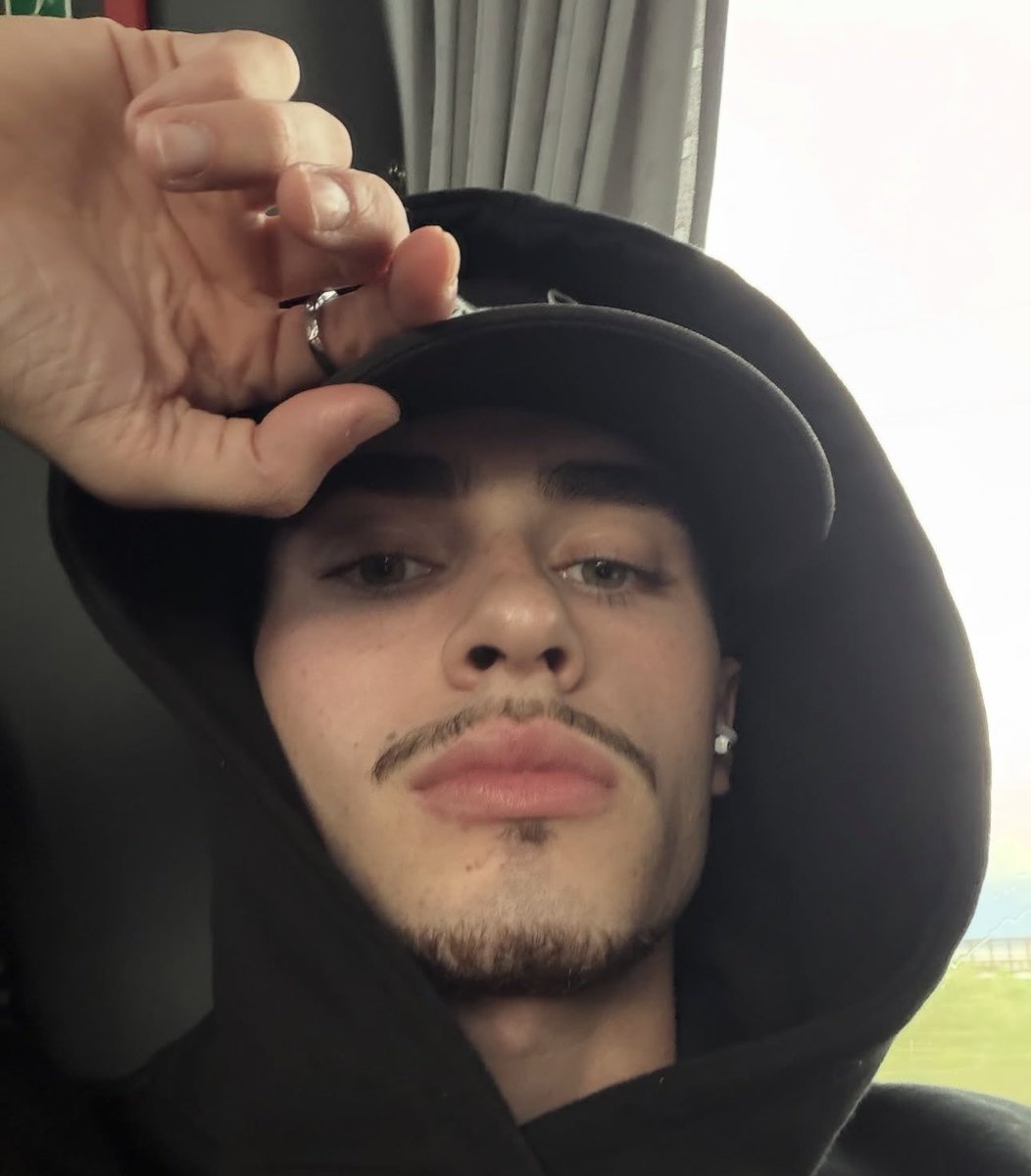 Peyton 🌼 tweet media