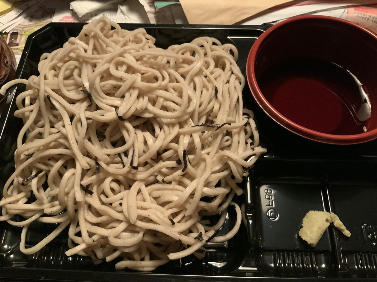 dairen8's tweet photo. スッパのざる蕎麦に　ネギもワサビもついてるが　水のような汁を掛けて麺をほぐすことになっている。 　これはコンビニのざる蕎麦でも同じである。　心意気がある。 https://t.co/A1pfIVgHmO