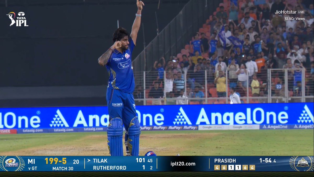 TILAK VARMA CELEBRATION AFTER GETTING HIS MAIDEN IPL HUNDRED. 🥶

- Hats off, Tilak.
