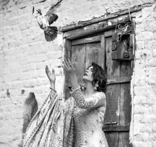 İnsanoğlu güzelliğe böylesine hayran kalabiliyorsa;
Bu savaş ne, bu birbirlerini yeme, aşağılama, bu akan suya, uçan kuşa, yaprağın üstüne konmuş kelebeğe düşmanlık niye...?

Yaşar Kemal
#iyiakşamlar 
#İskenderun