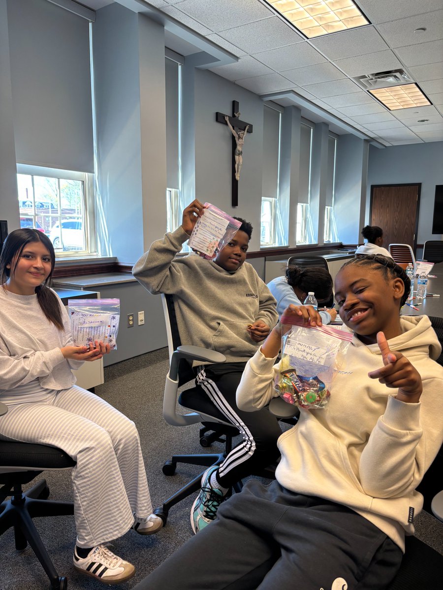MTASaints's tweet image. To continue the spirit of the retreat after returning, they also participated in a service project by creating “survival kits” for teachers. This gave them the opportunity to put their faith into action through service. #MTA #Faith ✝️