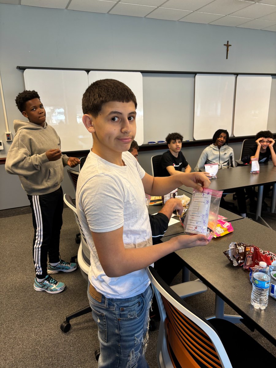 MTASaints's tweet image. To continue the spirit of the retreat after returning, they also participated in a service project by creating “survival kits” for teachers. This gave them the opportunity to put their faith into action through service. #MTA #Faith ✝️