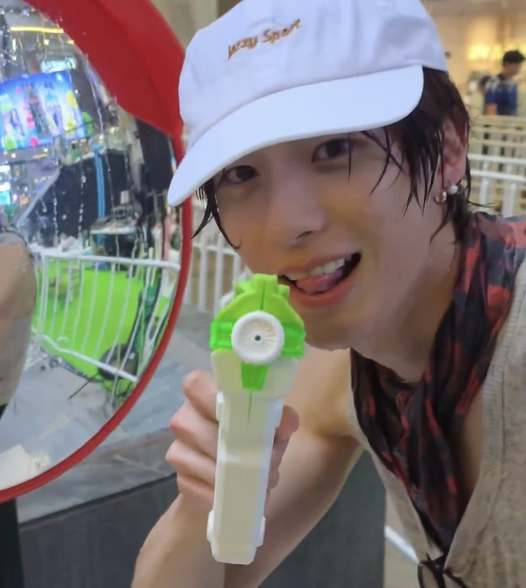 BitterHazel tweet media