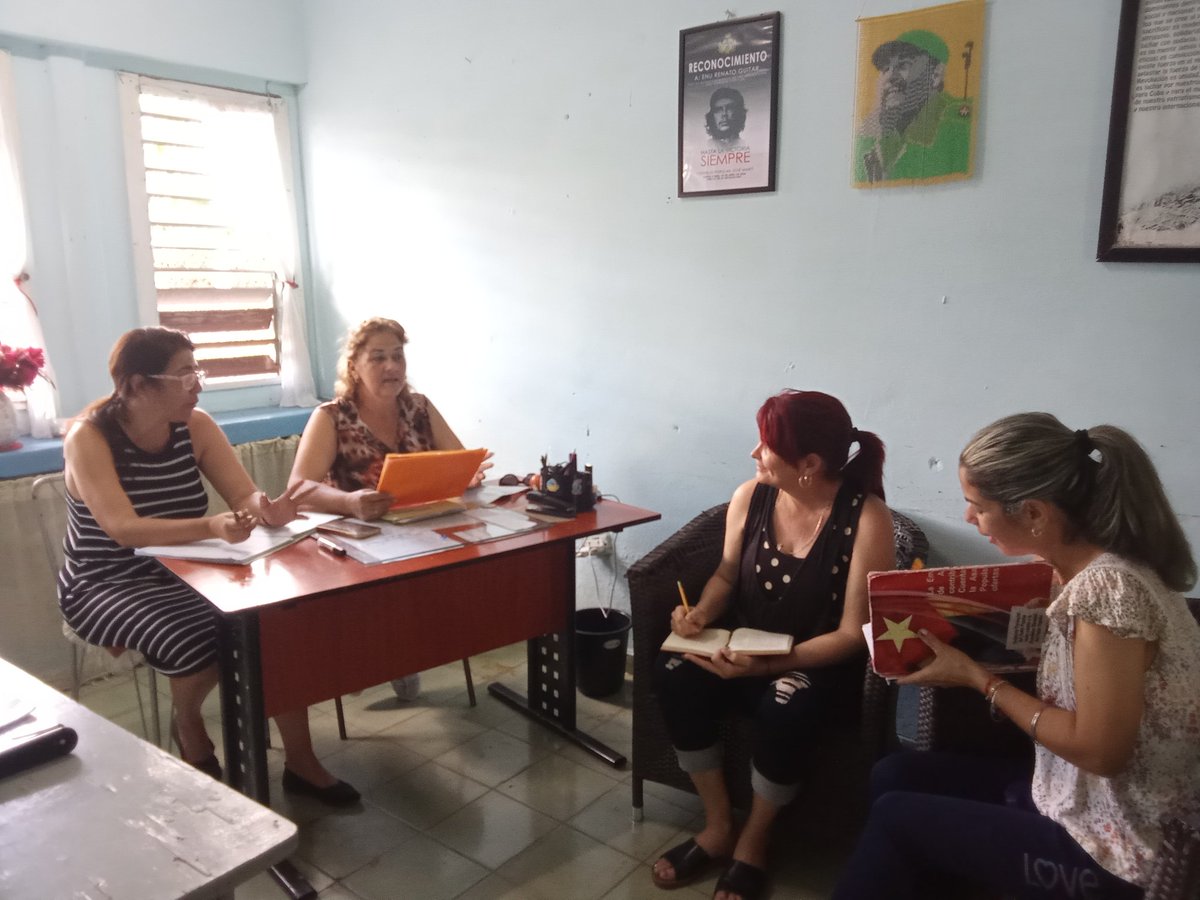 EnuRenato's tweet photo. Grupo de trabajo preventivo institucional para el análisis del comportamiento de los indicadores del trabajo preventivo visitado por la metodologa de salud escolar Dolores Benítez Toledo como parte del inicio del ejércicio integrado de la labor educativa preventiva
#DMESantaClara https://t.co/v5zSImbMSe