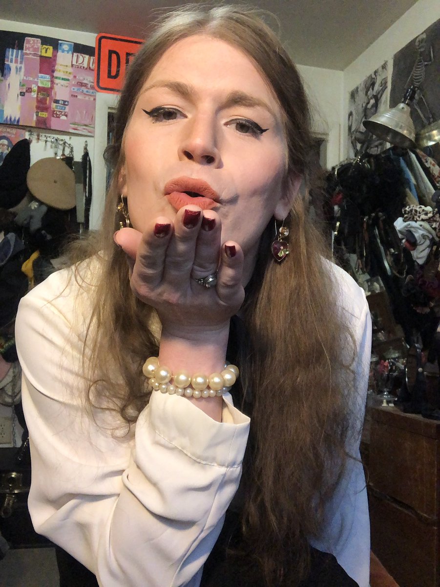 videe0games's tweet image. Colonel Sanders could NEVA! #fashion #style #glam #trans #nonbinary