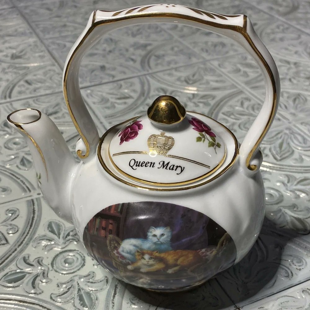 mavess301's tweet image. Fielder Keepsakes Porcelain Queen Mary Regency Kittens Teapot
#FielderKeepsakes #porcelain #kittens #teapot 
poshmark.com/listing/Fielde…