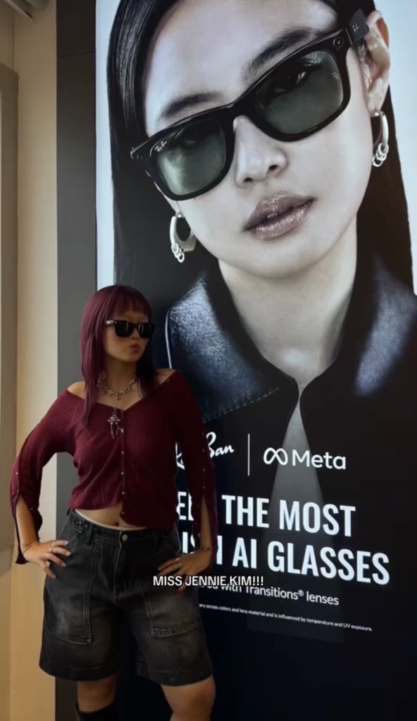 unseen photo of JENNIE taken at Ray-Ban official office.