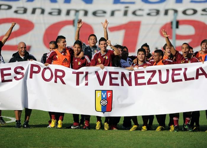 AlexYanezFC's tweet photo. La Cúspide sin Base: Cómo Venezuela Dejó Morir a la Generación que Cambió su Historia

La reciente coronación de Colombia en el Sudamericano Sub-17 despierta en el fútbol venezolano un recuerdo agridulce. Nos obliga a mirar por el retrovisor hacia abril de 2013, al Estadio Juan Gilberto Funes en San Luis, Argentina. Allí, una generación de chamos vestidos de Vinotinto estuvo a un solo gol, a una sola jugada, de gritar "Campeones de América" por primera vez.

Aquel torneo no fue una participación de "cumplir y ya". Venezuela terminó el Hexagonal Final en un triple empate técnico con Argentina y Brasil, todos con 9 puntos, logrando por primera vez la clasificacióna a un mundial de esa categoria. Solo la diferencia de goles nos privó de levantar la copa. Estuvimos a la par de los gigantes, pero al ver el presente en este 2026, la estadística es demoledora: el 61% de esos jugadores hoy no son futbolistas profesionales.

La pirámide invertida: El drama de la base inexistente
En Venezuela, el fútbol es el deporte más practicado de punta a punta. Se juega en el barrio, en la urbanización y en el pueblo más remoto. Sin embargo, tenemos una pirámide invertida que no se sostiene. Para ser una potencia, necesitamos una estructura que crezca de abajo hacia arriba, sólida y coherente.

No basta con tener una Primera División que intente sobrevivir. Necesitamos una Segunda, una Tercera y ligas regionales (además de las juveniles) robustas que mantengan en actividad a la mayor cantidad de jugadores posible. El problema hoy es que, si un chamo no llega a la selección nacional o no destaca inmediatamente en el primer equipo, el sistema lo desecha. No hay un "colchón" competitivo que lo sostenga mientras madura.

Es fundamental entender que el ecosistema del fútbol no solo se nutre de exportaciones a la élite. Necesitamos que el jugador que quizás ya no saldrá al extranjero, o aquel que ni siquiera llegará a la Primera División, siga compitiendo activamente en nuestras ligas regionales y de ascenso. El valor del veterano en formación es incalculable: es él quien, con su experiencia y "mañas", curte, choca y exige al joven que viene subiendo. Al desechar al jugador que llega a cierta edad, estamos eliminando el espejo y el roce necesario que solo da la veteranía. Ese jugador "de oficio" es el que enseña al chamo a competir de verdad, dándole un marco de realidad y madurez que ninguna academia puede replicar. Sin esa base de jugadores experimentados sosteniendo la estructura, la nueva generación crece en un vacío competitivo que termina pasándoles factura.

Generación mundialista Vinotinto Sub-17 (2013): Jugadores que dejaron el profesionalismo:
• Enmis Rodríguez (Portero) - Yaracuyanos (2022)
• Pedro Ramos (Portero) - Univ. de Monterrey (2020)
• Juan Tineo (Defensa) - Acad. Puerto Cabello (2022)
• Jorge Ruiz (Defensa) - Club de Lyon FC 2 (2023)
• Franko Díaz (Defensa) - Dvo. La Guaira (2023)
• Carlos Victora (Defensa) - Real Frontera (2025)
• José Hernández (Lateral) - UCV FC (2023)
• Andrés Benítez (Pivote) - Zamora B (2020)
• Samuel Marquina (Interior) - Atl. Venezuela B (2017)
• Luis Rodríguez (Mediocentro) - Hodonin (2020)
• Eduardo Maceira (Extremo) - Santa Pola CF (2024)
• Nicolás Márquez (Delantero) - ULA FC (2020)
• Héctor Cantele (Delantero) - Memphis Tigers (2015)

El 61% de aquella selección que fue al mundial y estuvo a punto de ser campeona de América hoy está fuera de las canchas. Una cifra que duele y que explica mucho sobre nuestra falta de estructura y mucho más allá.

Mundialistas 2013 - % Fuera del fútbol al 2026:
Venezuela 61%
Uruguay 33% (1 fallecido en accidente)
Argentina 19%
Brasil 9%

La brecha es obscena. Mientras que en Brasil solo el 9% de los chicos de esa categoría abandonó el sueño, en Venezuela más de la mitad se perdió en el camino. Jugadores que fueron subcampeones continentales hoy están vinculados a ligas universitarias, clubes semiprofesionales o, simplemente, retirados de toda actividad vinculada al balón.

¿Por qué se rompe el talento en Venezuela?
Las causas son múltiples y sistémicas. No es falta de talento; lo demostraron compitiendo de tú a tú con la Argentina de Driussi y el Brasil de Gabigol. El problema es lo que viene después del torneo.

El Colapso del Contexto País: La crisis socioeconómica de Venezuela no solo vació los estadios, sino que dinamitó los proyectos de vida. Muchos jugadores se vieron obligados a emigrar para buscar sustento en áreas ajenas al deporte o terminaron en ligas de bajísimo nivel donde el crecimiento se estanca.

La Infraestructura Fantasma: Como mencioné recientemente al ver la realidad de pueblos colombianos, la infraestructura es el "músculo" que sostiene la carrera de un atleta. En Venezuela, el talento crece de forma silvestre. Cuando ese talento llega a los 20 años y no encuentra canchas dignas, salarios competitivos o una estructura de liga que los proteja, el sistema los expulsa.

La Inversión Perdida: Cada uno de estos jóvenes representó una inversión: de sus padres, de sus clubes y de la federación. Ver a nombres como Enmis Rodríguez, Juan Tineo o Franko Díaz fuera del radar profesional a los 28-29 años es un desperdicio de capital humano y deportivo que un país que aspira a ser potencia no se puede permitir.

Exigir resultados sobre cimientos de barro
Muchos aficionados y analistas exigen a la Vinotinto resultados de élite mundial. Pero estas cifras son un baño de realidad. No se puede ser potencia cuando el 60% de tu mejor materia prima se oxida antes de tiempo. Venezuela ha crecido por generación espontánea durante décadas. Lo de 2013 fue un milagro de competitividad pura, pero sin una base estructural —donde el jugador tenga donde entrenar, donde comer y donde desarrollarse profesionalmente sin mirar el pasaporte— seguiremos celebrando éxitos juveniles que se desvanecen en la adultez.

Aquella tarde en San Luis estuvimos cerca, muy cerca. Pero el fútbol profesional no se trata solo de los 90 minutos de una final, sino de los 15 años de carrera que vienen después. Y en esa carrera, lamentablemente, nuestro sistema sigue dejando a demasiados soldados atrás.