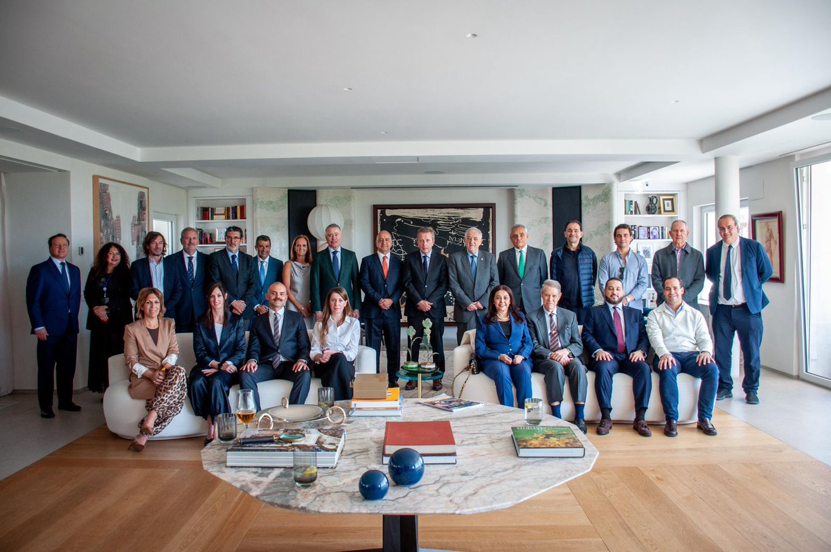 BMA_Abogados's tweet photo. 📸 Encuentro de alto nivel en Madrid

Nuestro Primer Vicepresidente, Jorge Sepúlveda, participó en una importante reunión en la capital española junto a destacadas personalidades del mundo jurídico, diplomático y empresarial, con el objetivo de fortalecer los lazos entre la abogacía mexicana e internacional.

En la imagen, de izquierda a derecha, podemos destacar la presencia de:
•⁠  ⁠Javier Cremades, galardonado con el Premio Nacional de Jurisprudencia
•⁠  ⁠A su izquierda, el Excmo. Sr. Cándido Conde-Pumpido, Presidente del Tribunal Constitucional del Reino de España
•⁠  ⁠El Excmo. Sr. Giuseppe Buccino Grimaldi, Embajador de Italia en España
•⁠  ⁠La Excma. Sra. Karima Benyaich, Embajadora de Marruecos en España
•⁠  ⁠Don Cristóbal Colón, descendiente directo del descubridor de América

Al lado de nuestro Primer Vicepresidente se encuentra el Embajador de México en España, Quirino Ordaz Coppel, seguido de Doña Lorenza Contreras, el empresario marroquí Don Khalil Binebine, el director del diario ABC, Don Julián Quirós Muñago, y Don Eduardo Dívar, Director General de KIA España.

Este tipo de encuentros refuerzan el compromiso de la Barra Mexicana, Colegio de Abogados con la excelencia jurídica, el diálogo internacional y la construcción de puentes entre México y el mundo. 🌍⚖️

#BarraMexicana #AbogacíaMexicana #Madrid
