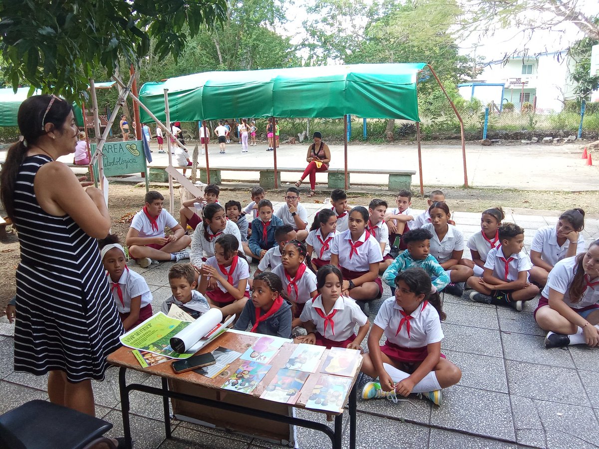 EnuRenato's tweet photo. Actividad educativa dirigida por la metodologa de salud escolar Dolores Benítez Toledo sobre los efectos y consecuencias nocivas de las drogas, embarazo en la adolescencia y violencia con los estudiantes de 5to y 6to grado
#yosbelima
#DMESantaClara
#EducacionSantaClara
#CubaMined https://t.co/6vTpEUWsc0