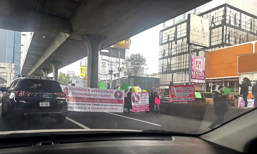 CorresponsalsMX's tweet photo. #ULTIMAHORA 
⚠️🚧🚫#Caos en #Edomex 👇
Desesperados cientos de conductores, atorados en un tráfico kilometrico  por el cierre del #perifericonorte en dirección a la #CDMX.
Los bloqueos son por parte de trabajadores de bares que han sido cerrados.
Exigen mesas de dialogo para recuperar sus empleos.
Severas afectaciones para #Tlalnepantla #Cuautitlan #Naucalpan
#tomaloencuenta #Tendencia #Iniciodesemana 
📷RedesSociales