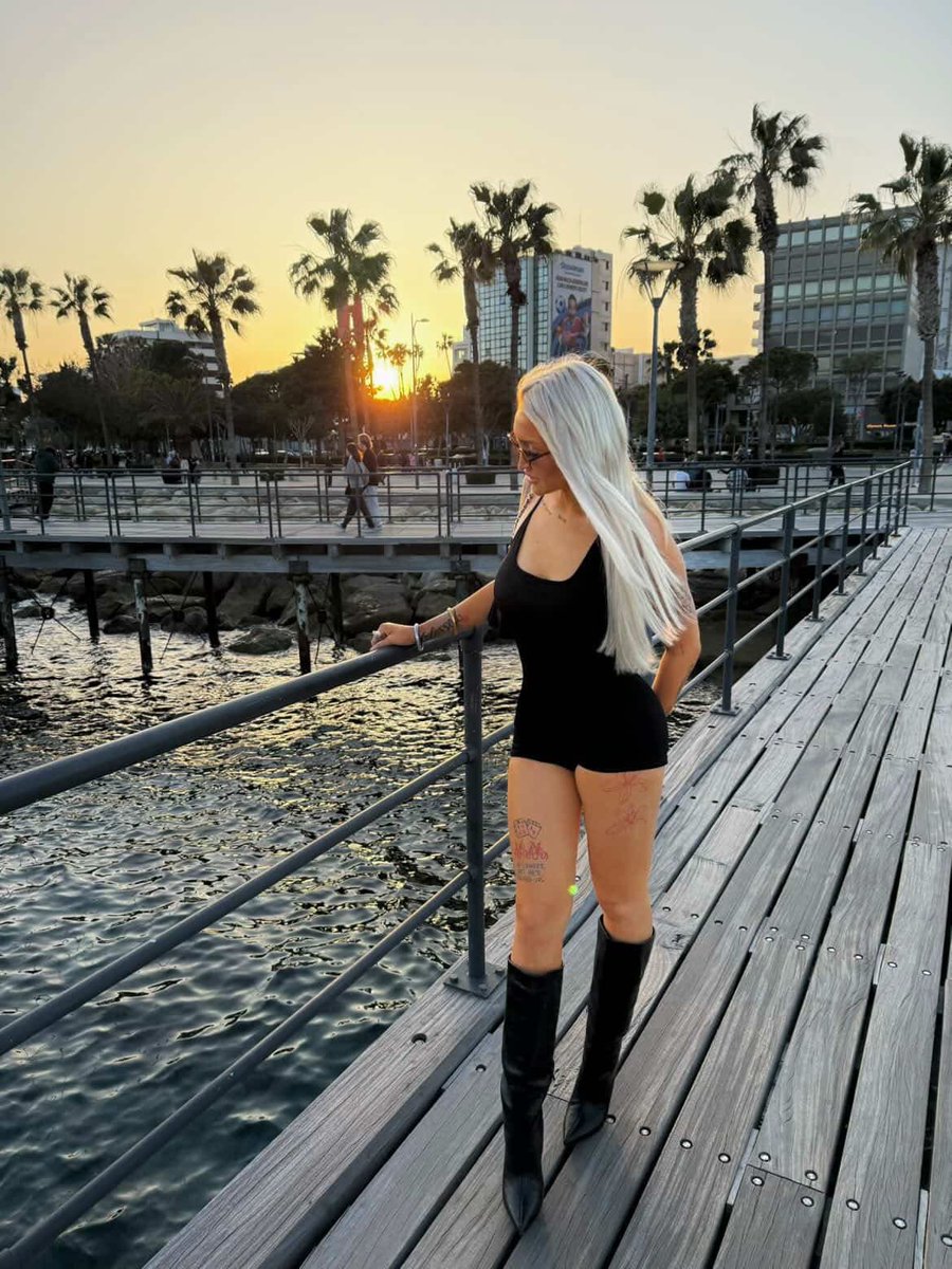 MelanieHar96843's tweet photo. Do you like the view? Be honest

#sunset #blonde #spring #us https://t.co/lNEOjZ10Tk