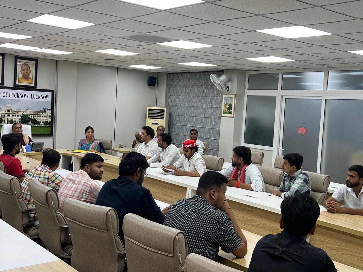 StudentUnionBBK's tweet photo. हाल फिलहाल में लखनऊ विश्वविद्यालय में यूजी प्रोग्राम के तमाम कोर्सों में व एंट्रेंस फीस की बढ़ोतरी करी जिसके विरोध में आज छात्रों ने उपकुलपति से वार्ता कर ज्ञापन सौंपा, @StudentUnionBBK के छात्र सदस्य शैलेंद्र यादव और अक्षत पांडे मौजूद रहे।
#LucknowUniversity https://t.co/lSzm2E92zA
