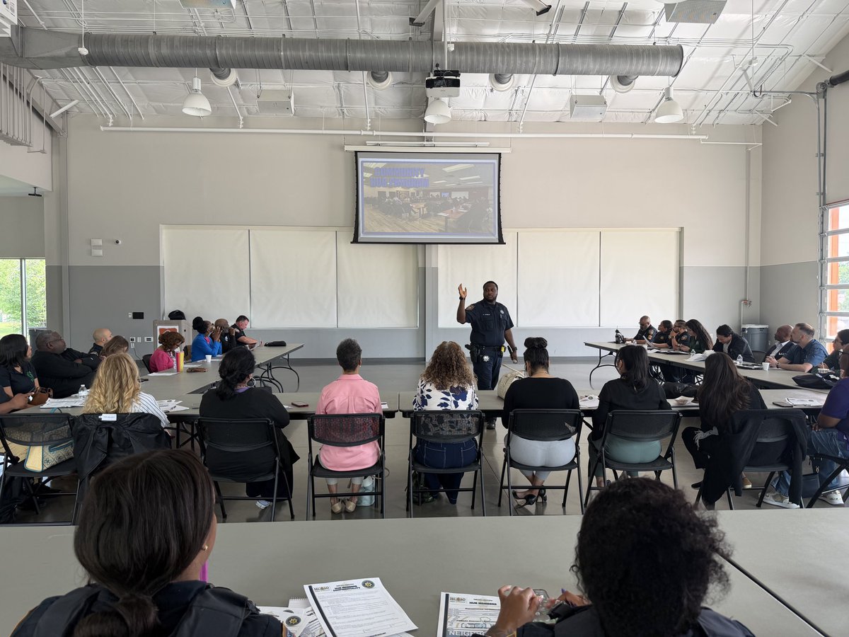 HCSO_NPD's tweet photo. Happening now: @HCSOTexas District 2 Community HUB meeting focused on logistics. Appreciate all partner agencies volunteering their time &amp; @BakerRipley for hosting. The HUB connects our community to resources and ensures continuity of care beyond policing. Strong collaborations! https://t.co/VJVEIes0xq