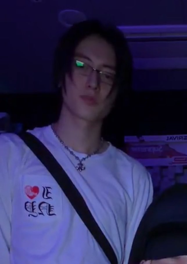 ไม่เอาอะไรแล้ว พี่ชอบแว่น  Ĭ ^ Ĭ