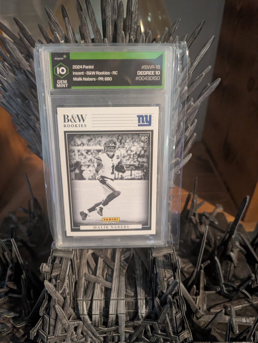 Stretch__44's tweet image. Leeeeeeeek!! 

My recommendation would be to buy now on Nabers, his stuff is affordable rn but I have a sneaking suspicion that it's going to skyrocket in price after a few seasons playing with Dart. 🎯 🤞 🔥
#thehobby #thehobbyfamily #PCCOTD #NYGiants @CardPurchaser