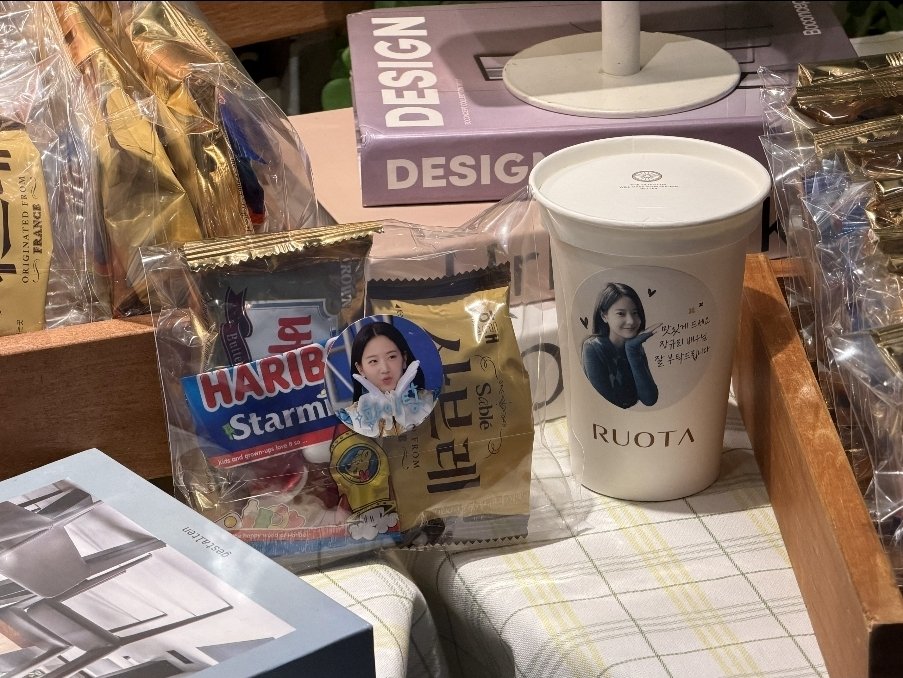 커피차 후기입니다!
<재인팀 주문하신 음료>
바닐라라떼(디카페인, 오트변경) 1
초콜릿라떼 1
민트초코라떼 1
화이트초코라떼 1
히비스커스 1

이렇게 주문하셨고 장규리 배우님은 아이스 바닐라라떼 디카페인 오트변경해서 드셨습니다 😀
준비해주신 간식도 인기가 좋아 모두 가져가셨구요! 
#장규리