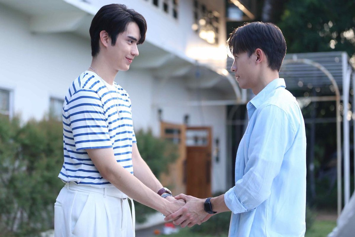 TEePlayRoom's tweet photo. สายลม : ที่พี่หมอไม่ยอมรักษาผม เพราะมันผิดจรรยาบรรณของแพทย์ใช่มั้ยครับ?

นับหนึ่ง : ถ้าสายลมเป็นคนไข้ของพี่ เราก็คบกันไม่ได้น่ะสิ

พี่หมอเขารู้ใจตัวเองและก็รู้ใจสายลมมาตั้งนานละฮะ ถึงให้น้องไปรักษากับหมอคนอื่น เขาวางแผนมาอย่างดีแล้วลูกกก 😉

#LoveLikeABikeFinalEP https://t.co/ng5suM7RMT