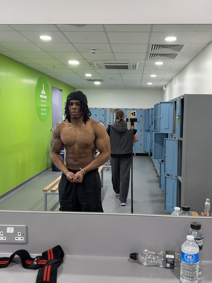 lpriv11's tweet photo. @ironmike_405 @mcdil55938 He’s right. This pic was taken after 2.5 years of me training, 93kg, all natural. https://t.co/woXdsA3BV8
