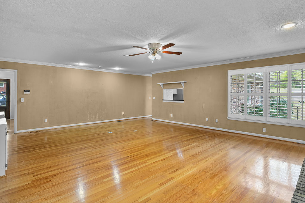 dehallman's tweet image. Price Improvement! This gorgeous 4 br, 4 ba home could be yours! Located in the heart of Jasper, you will not want to miss it! 
#alabamahomesforsale #homesweethome #alabamarealestate #alabamarealtor #deannaparrish_realtor
#newlisting

zsvc.paragon.ice.com/s/goto/Kyfhgkc…