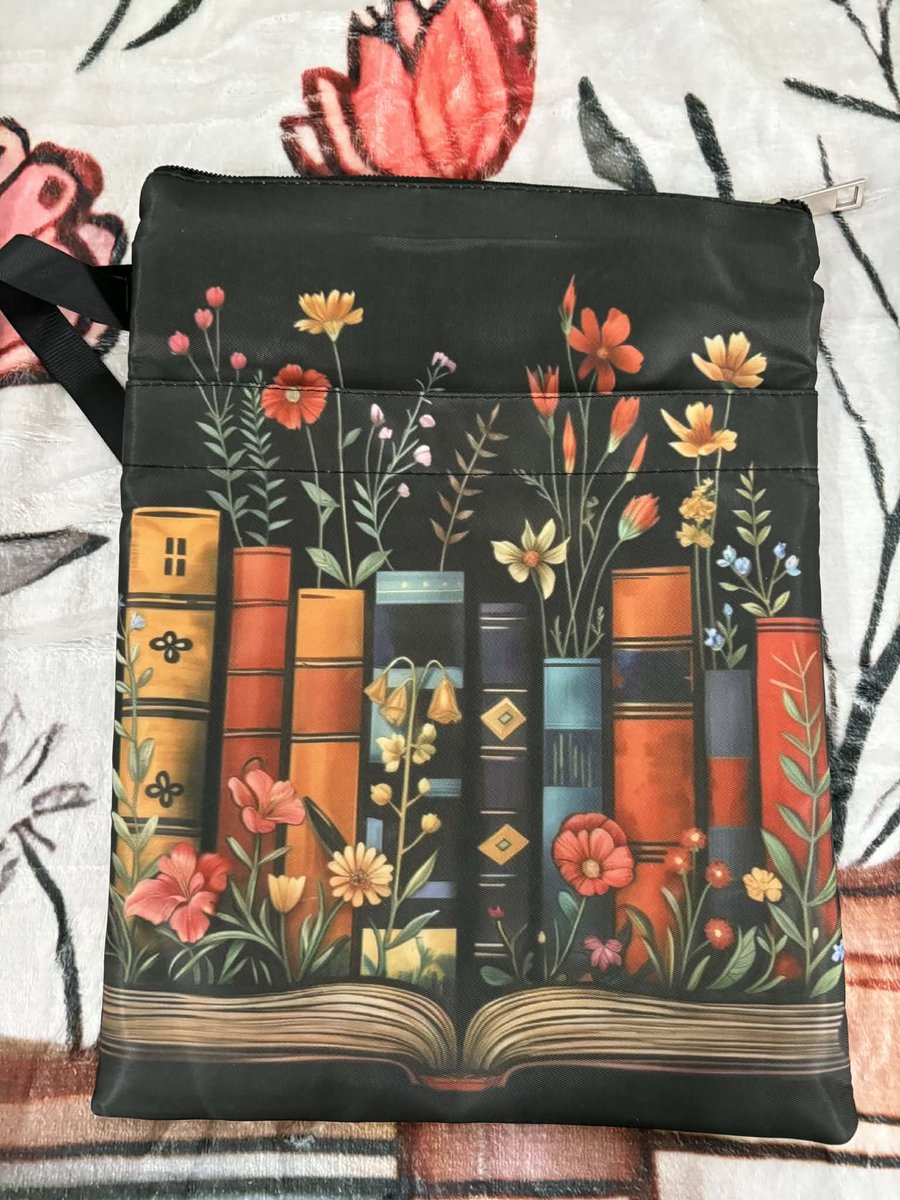 greencatbooks's tweet image. Check out our range of book sleeves! 
#reading #readerscommunity #read #readreadread