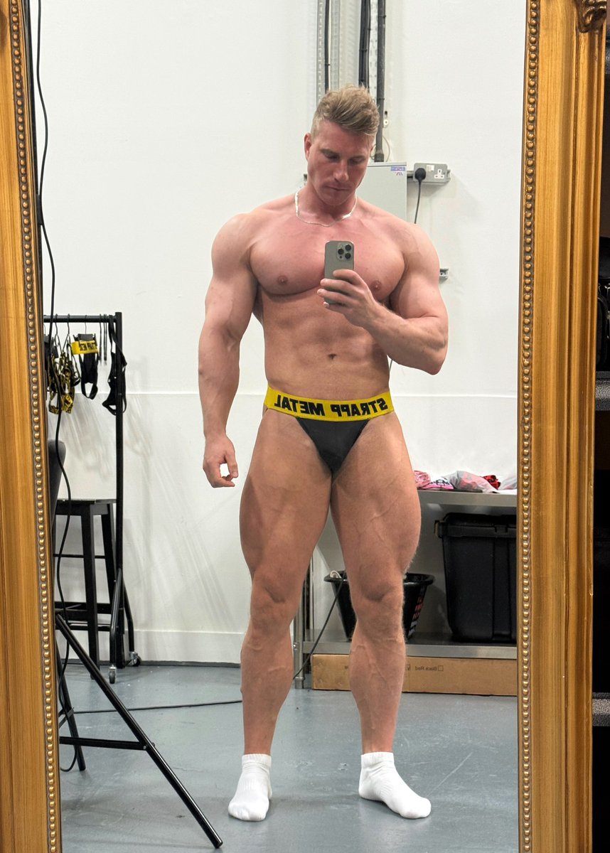 Edgars_Snepsts's tweet image. I know and know 😅you waiting more content from photoshoot with @strappmetal 🔥💪🏼 
Just coming more soon 😉 Thanks for patience 🙏🧡

#fitnesslife #classicphysique #bodygoals #aesthetics #quads