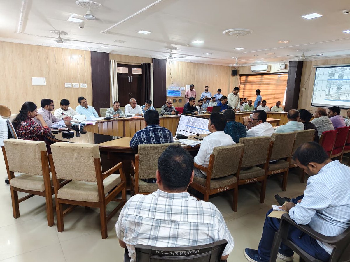 विकास भवन सभागार मे फैमिली आईडी, आयुष्मान कार्ड, एवं राष्ट्रीय ग्रामीण आजीविका मिशन की समीक्षा बैठक।#गोण्डा #उत्तरप्रदेश