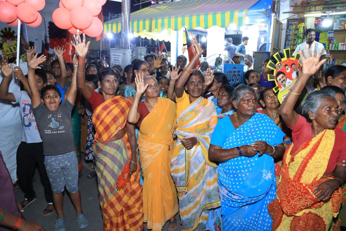 OPS_DMK's tweet photo. மதச்சார்பற்ற முற்போக்குக் கூட்டணி வெற்றி வேட்பாளர் ஐயா ஓபிஎஸ் அவர்கள் இன்று போடி நகரில் தேவர் சிலை அருகே மக்கள் படை திரள ரோடு ஷோ சென்று நமது வெற்றிச் சின்னமான உதயசூரியன் சின்னத்திற்கு வாக்கு சேகரித்தார்.
#OPanneerselvam #DMK #VoteForOPS #VoteForDMK #Election2026 https://t.co/pZLBtB4DgP