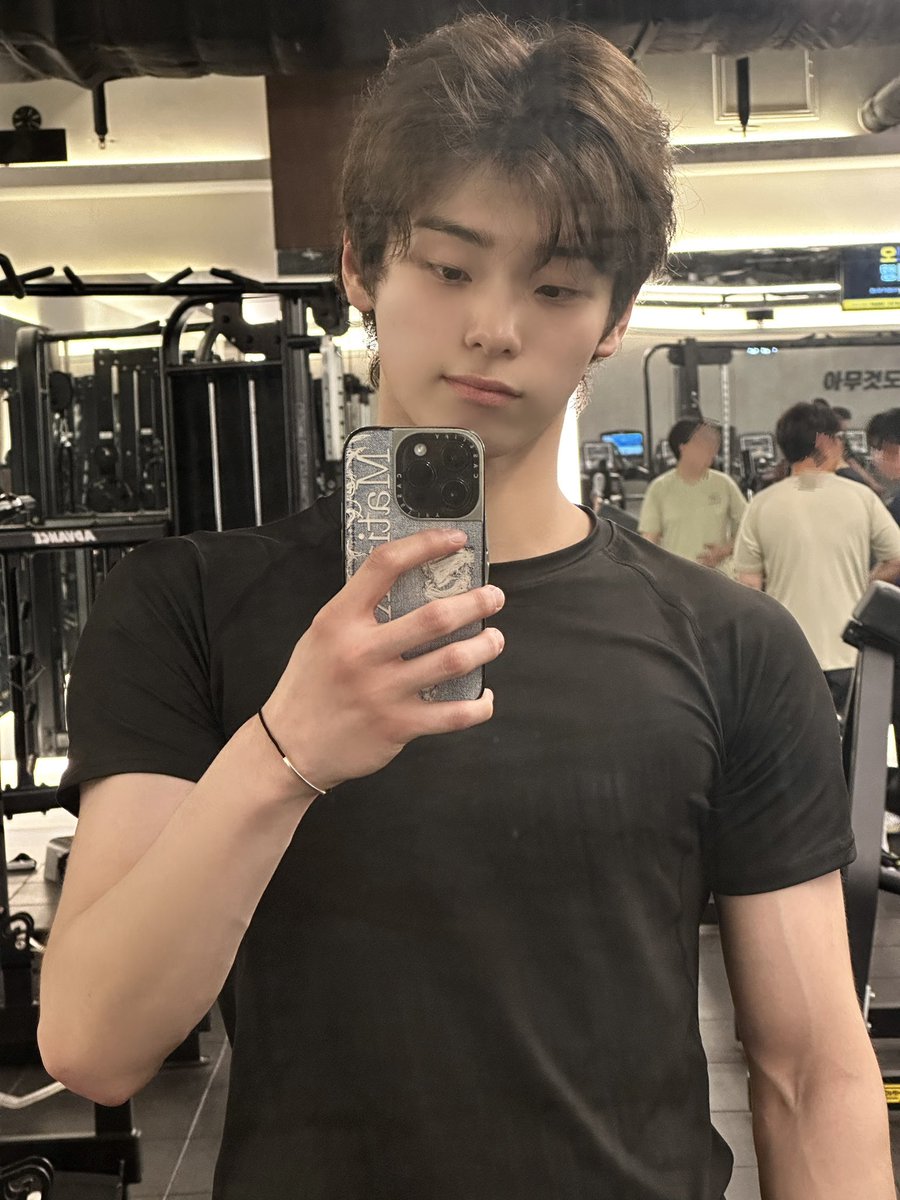 [260420] 🐹🫧

🐹: I just finished working out
🐹: I went to the gym for the first time in a while
🐹: I went back to my roots
🐹: Bodyweight training..
🐹: [photo]
🐹: I did 50 pull-ups, 50 dips, and 50 push-ups
🐹: [photo]
🐹: I think it’s been about 4–5 days since I last went