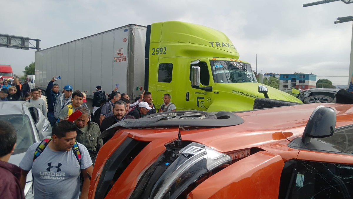 RomerMX's tweet photo. 🚨 #ÚLTIMA_HORA:

Fuerte choque múltiple en el Km 33 del Circuito Exterior Mexiquense.
📦 1 Tráiler
🚌 2 Unidades de transporte público
🚗 6 Vehículos particulares
⚠️ VIALIDAD CERRADA. Servicios de emergencia laborando.
¡Evita la zona! 🕒
@Circuito_mx @noti_metas 
#RomerMx https://t.co/5hdhosfm79