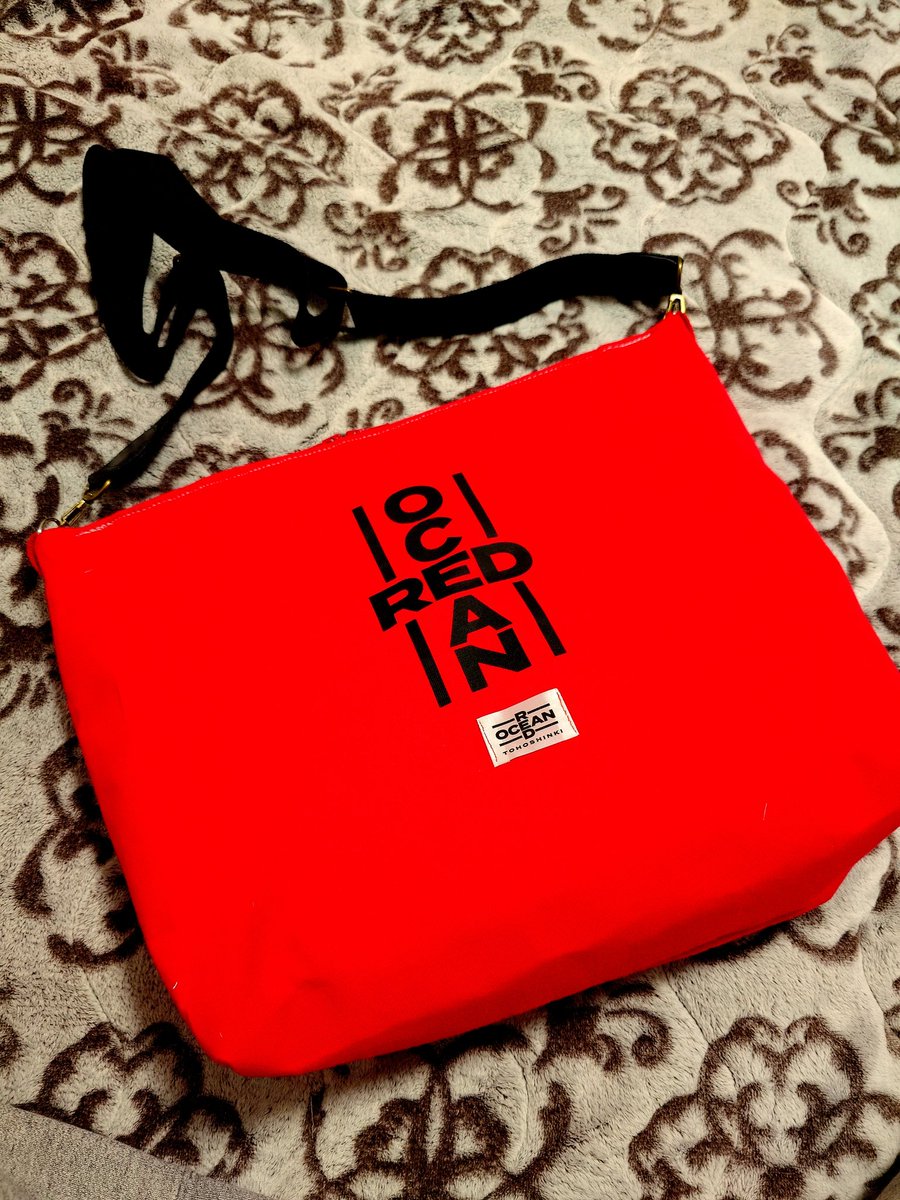 medock038's tweet photo. 今週末の日産スタジアムに向けてTシャツをリメイク
前回はトート、今回は思い付きでショルダーにしてみた
タグもいい感じ
内側にペンライト用のポケット
普段使い出来そう
#日産スタジアム
#東方神起
#リメイク
#REDOCEAN https://t.co/D3y1wqGIzN