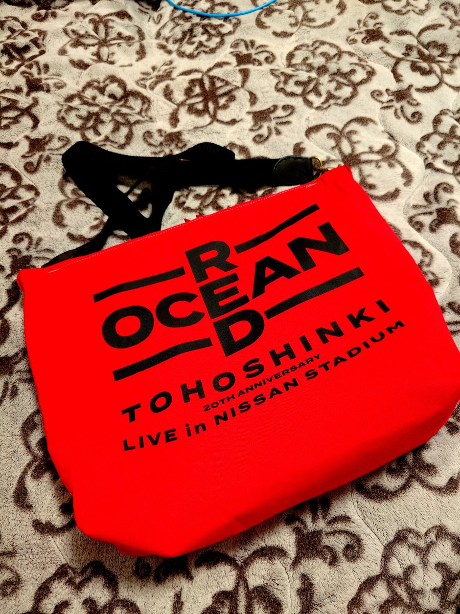 medock038's tweet photo. 今週末の日産スタジアムに向けてTシャツをリメイク
前回はトート、今回は思い付きでショルダーにしてみた
タグもいい感じ
内側にペンライト用のポケット
普段使い出来そう
#日産スタジアム
#東方神起
#リメイク
#REDOCEAN https://t.co/D3y1wqGIzN