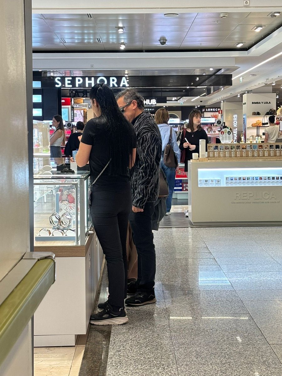 Comparándose un relojito en España.
de los relojes sencillos , de los del Pueblo, de los de la revolución.  
Mucho pone culo malparido pa’ vivir sabroso 😂😂