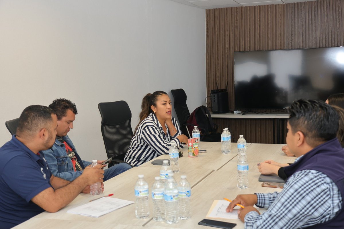ValeriaGroA's tweet photo. Nos reunimos con el equipo de la Secretaría de Participación Ciudadana de @qromunicipio 🤝 para seguir sumando e impulsar la participación de las y los vecinos de la Delegación Epigmenio González 🏘️, como nos ha indicado nuestro presidente municipal @FeliFerMacias . 💬 https://t.co/9pjiSGMutK