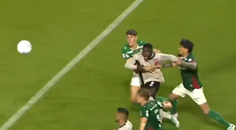 leolebre_'s tweet photo. @therightside_br @soudoapito Na sua imagem não tem nada de mostre o Benedetti agarrando a camisa do Viveros, o simples fato do atacante estar pressionando e puxando o braço do zagueiro contra sua camisa pode ter esticado ela. 

Já nesse frame podemos ver uma mão que parece aberta e nenhuma mão no ombro. https://t.co/V0t66CA3aY