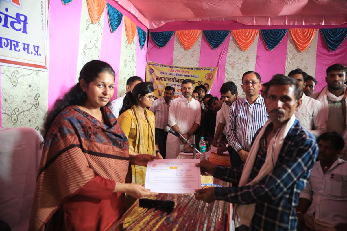 collectorsagar's tweet image. ➡️ शासन की लोक हितकारी योजनाओं का लाभ समाज की अंतिम पंक्ति के अंतिम व्यक्ति तक देना पहली प्राथमिकता। उक्त विचार कलेक्टर श्रीमती प्रतिभा पाल ने बंडा में रात्रि ग्राम चौपाल आयोजित करते हुए वक्त किए।

@CMMadhyaPradesh @DrMohanYadav51 @JansamparkMP #jansamparkMP #sagar