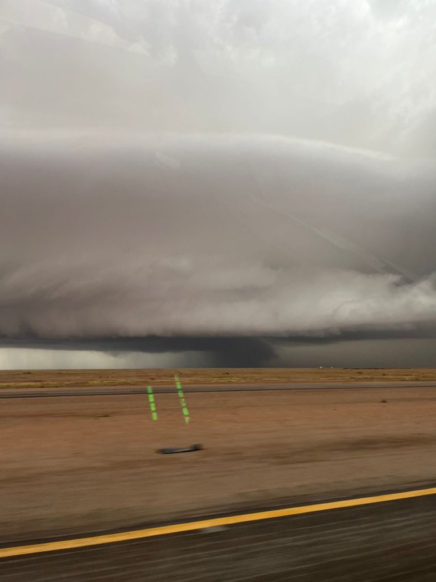 Arab_Storms's tweet image. ️ سحابة “كالطبق الطائر” تثير الدهشة في حفر الباطن🚨
مشهد نادر لسحابة رفّية عملاقة تسبق عاصفة رعدية قوية، مع رياح هابطة وأمطار غزيرة تُغطي الأفق بشكل مهيب.

#SaudiArabia #Storm #ShelfCloud #ExtremeWeather