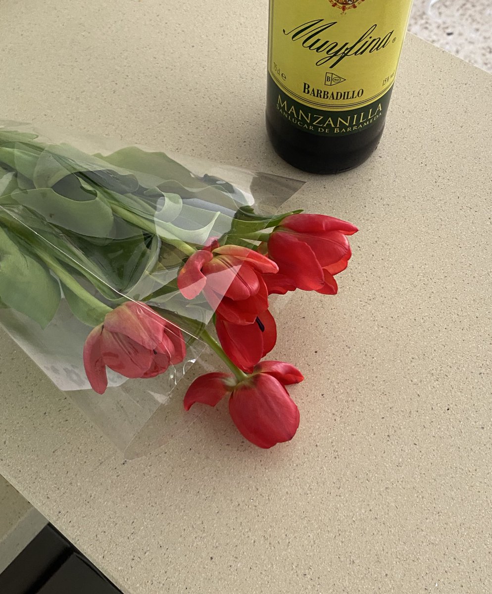 la gente que se espera que otros le regalen flores?? girl cómpratelas tú, que como tengas que esperar se te va la vida 
(solo quería enseñar mi ramito)