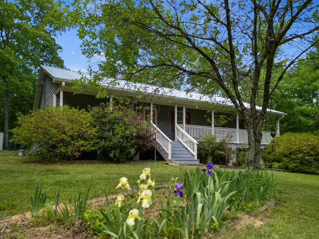 dehallman's tweet image. This slice of heaven is perfect for first time buyers or anyone wanting a serene, environment to escape the chaos of the week. 4 BR, 2 BA, priced to sell with easy access to I-22 and a short commute to BHAM.

#alabamarealestate #firsttimebuyers #deannaparrish_realtor