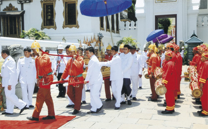การเสียกรุงศรีอยุธยาเปลี่ยนวิธีคิดตั้งแต่การเมืองยันการบ้าน 

สำหรับการบ้านที่ชัดเจนก็คือ วัฒนธรรมการเก็บอัฐิบรรพบุรุษ โดยเฉพาะของเจ้านายที่แต่ก่อนนิยมไว้ตามวัด อย่างอยุธยาปลายก็บรรจุท้ายจระนำวัดพระศรีสรรเพชญ์ ก็เปลี่ยนมารักษาในลักษณะ "พร้อมโกยหนี" หากมีสงครามอีกครา คือไว้ในวัง