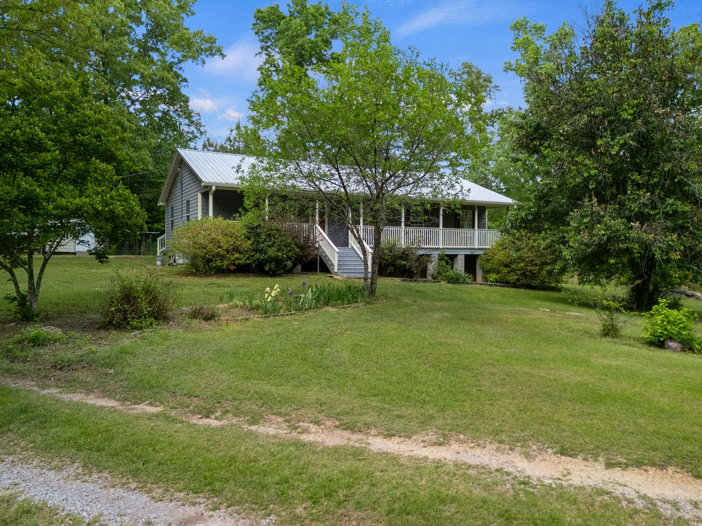 dehallman's tweet image. This slice of heaven is perfect for first time buyers or anyone wanting a serene, environment to escape the chaos of the week. 4 BR, 2 BA, priced to sell with easy access to I-22 and a short commute to BHAM.

#alabamarealestate #firsttimebuyers #deannaparrish_realtor