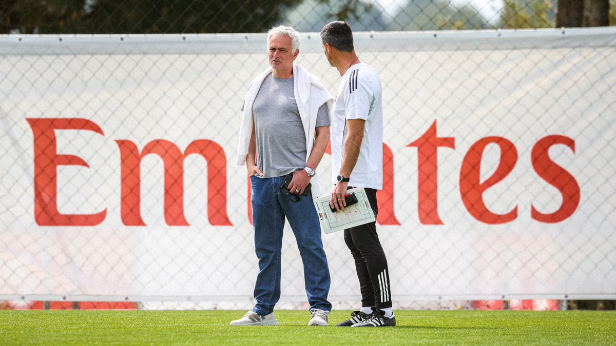 Em dia de folga, José Mourinho esteve presente no treino desta manhã do #SLBenficaB! 💪🦅