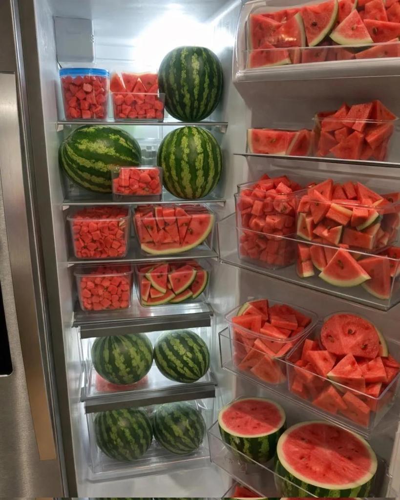 ramsha__g's tweet photo. Mango is overrated. I love 🍉 https://t.co/v3mPImfDfs