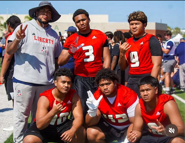 MALOSIKAIO's tweet photo. Got some work in this past weekend at the @SuperLinemen camp!
#GRIND2SHINE

Costa Mesa high school https://t.co/S6f66X4DU8