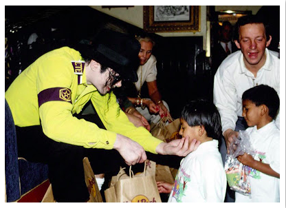 MJJJusticePrjct's tweet image. In Oct &amp;amp; Nov 1993, Michael Jackson visited Mexico during his Dangerous World Tour. Sponsors of the Mexican concerts invited 187 children living in an orphanage to a party at the Hard Rock Cafe. Michael joined in the fun, handing out gift bags to the children. #giving