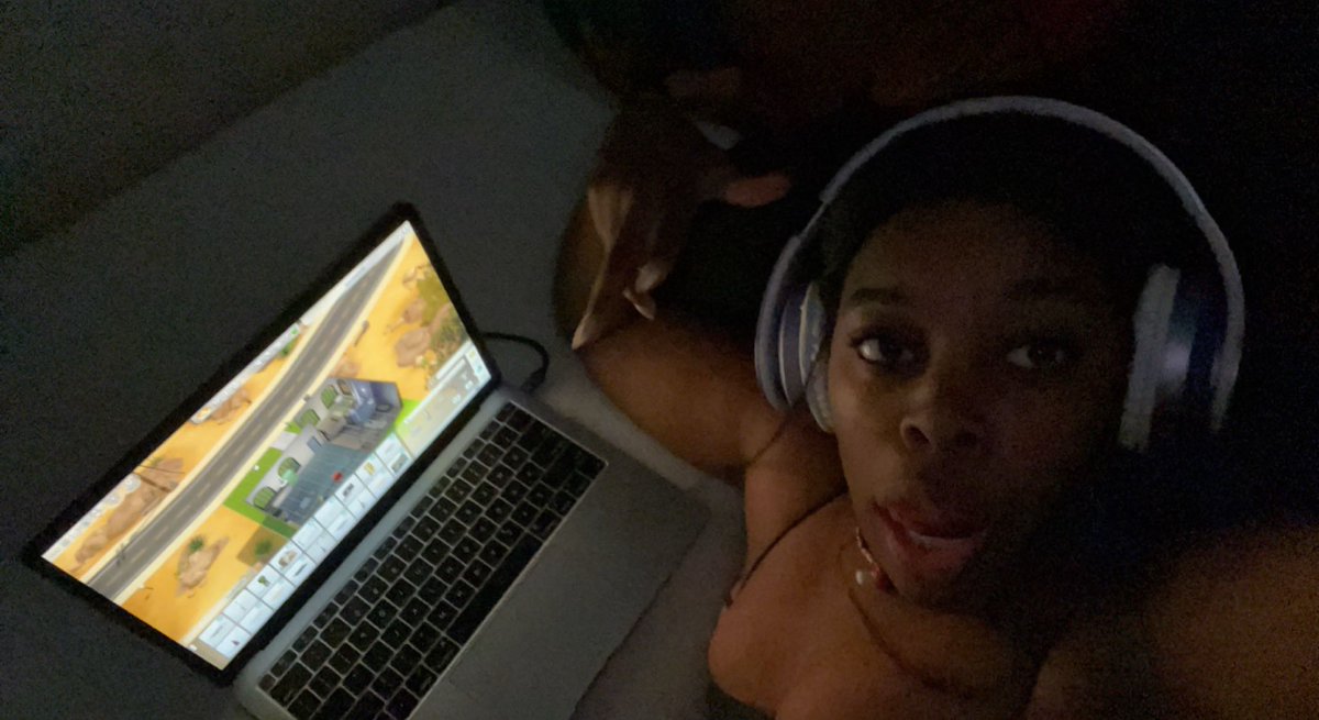 URLILBXBYY's tweet photo. all these pervs flooding my dms while I’m laying in my bed making my sims make out. https://t.co/WZWeDa2ba1