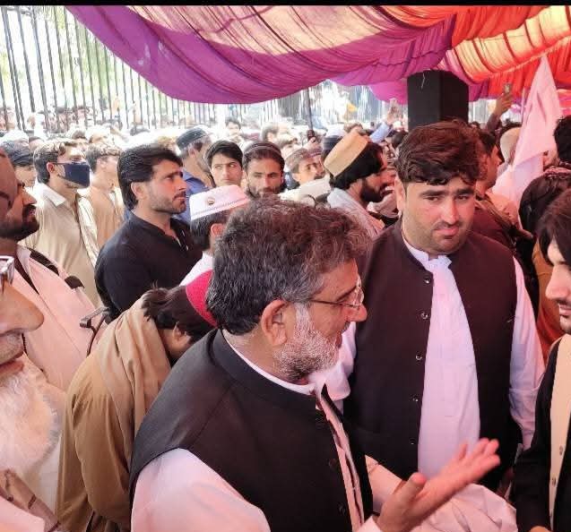 IsmailMehsud's tweet photo. بنوں میں امن و امان کی صورتحالسڑکوں کی بندش، انٹرنیٹ کی معطلی،PTM کے مرکزی رہنماء حاجی صمد،حنیف، نور اللہ، علی وزیر
9 مئی کے واقعات میں گرفتار افراد  رہائی کے لیے دھرنہ دیا گیا اور گرفتار افراد کی رہائی کا مطالبہ کیا  دھرنے میں NDM کا وفد سعود احسان وزیر کی قیادت میں شامل ہوا https://t.co/SpKZFOSL87