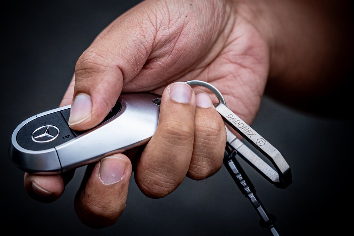 DadonexOfficial's tweet image. Stop letting heavy keychains weigh you down. 🔑
A minimalist’s dream. Quick release in one second—clean and efficient.
Made of titanium: Rust-proof and built to last a lifetime.
#EDC #EverydayCarry #Titanium #Gadget