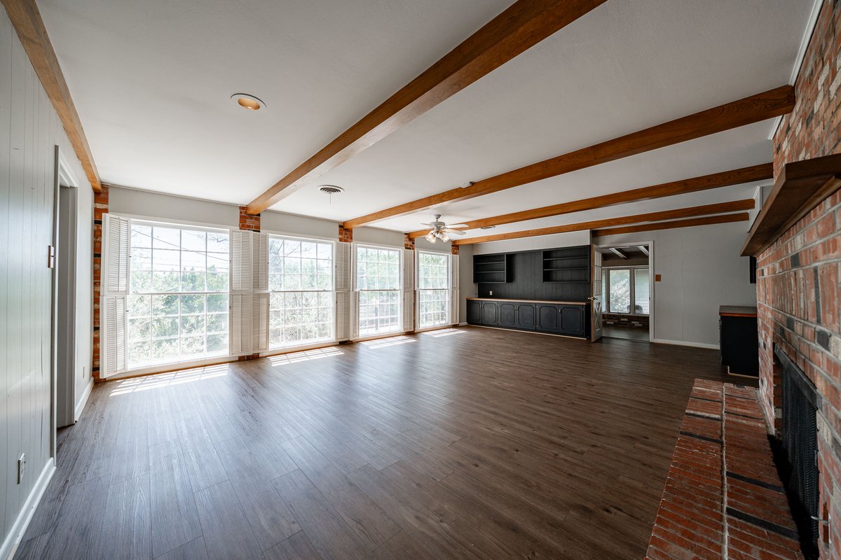 Across from the Country Club in #Sweetwater, this open concept home features a double-sided fireplace, updated kitchen, bright sunroom, and a backyard made for relaxing. Call Ryne Lucas at 325-668-6495.

ekdahlrealestate.net/properties/190…