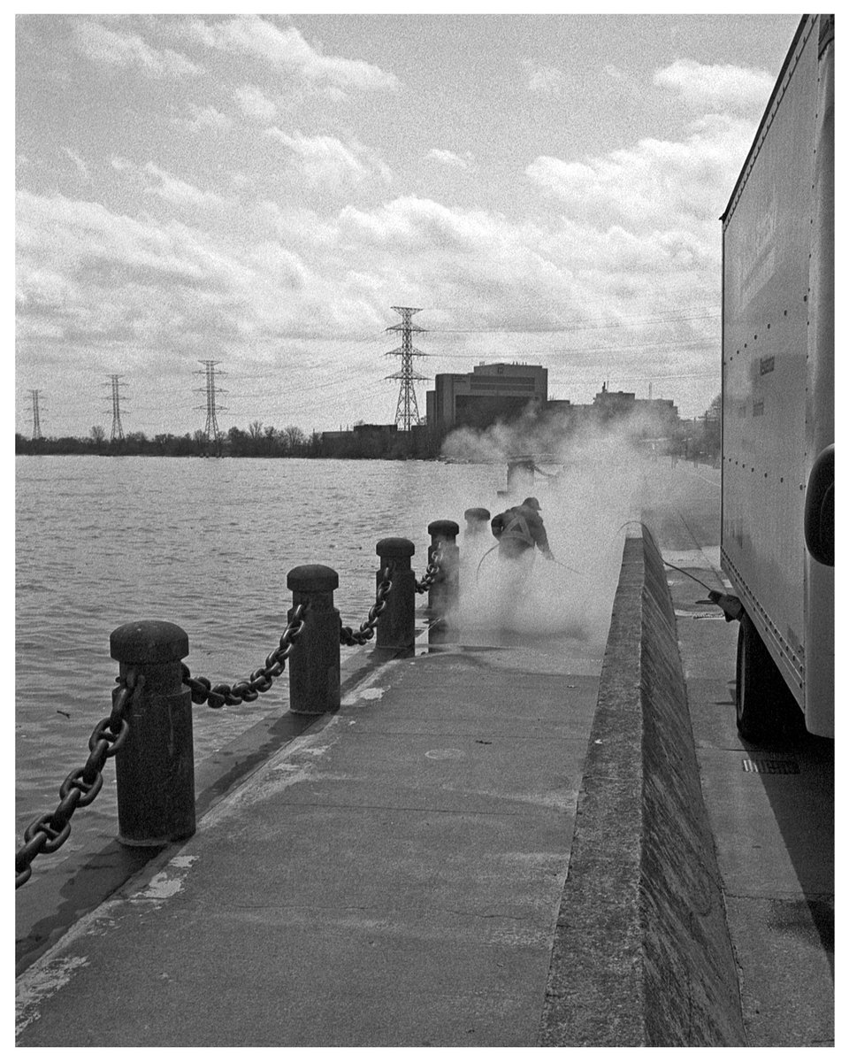 Jeandron's tweet image. Removing graffiti from the lakeside at Spencer Smith Park, Burlington, Ontario. 
(Leica M3, Leica SOONC-M f3.5/35mm, Ilford HP5) #film #Ilford #filmisnotdead #Burlington #lake